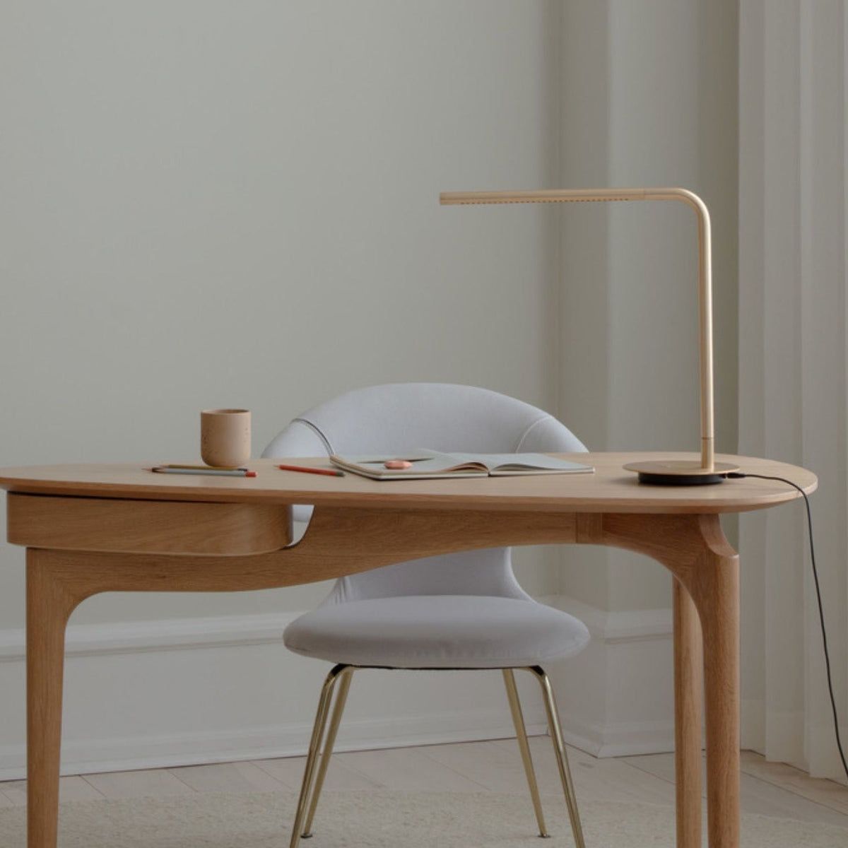 UMAGE Omni bordlampe i messing – miljøbillede