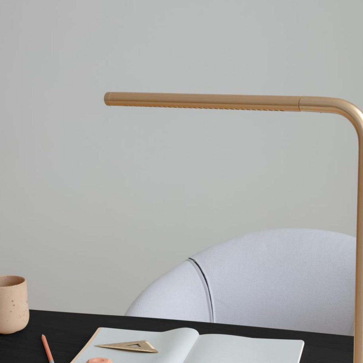 UMAGE Omni bordlampe i messing – miljøbillede