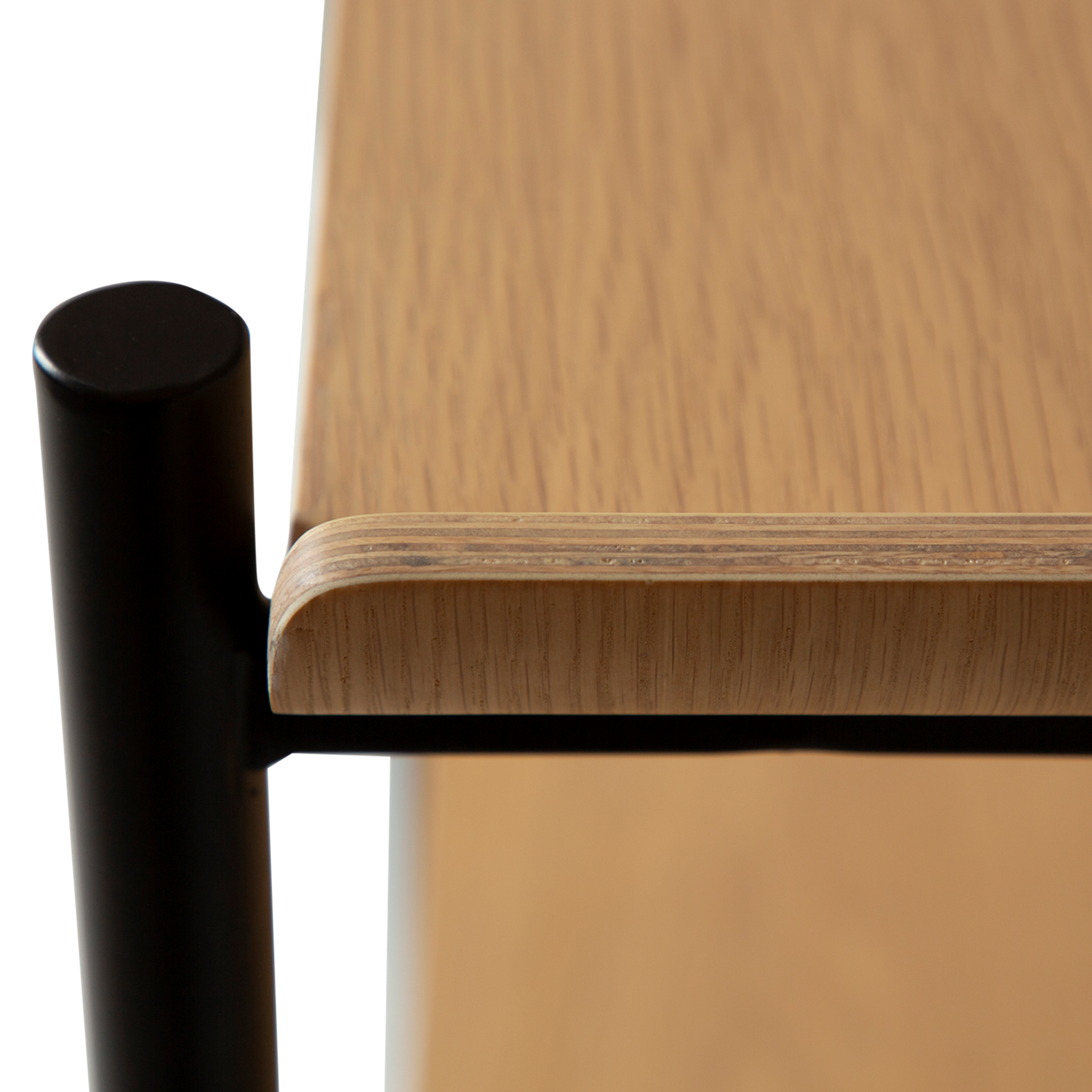Dan-Form Friyay reol i hvidpigmenteret eg – detalje