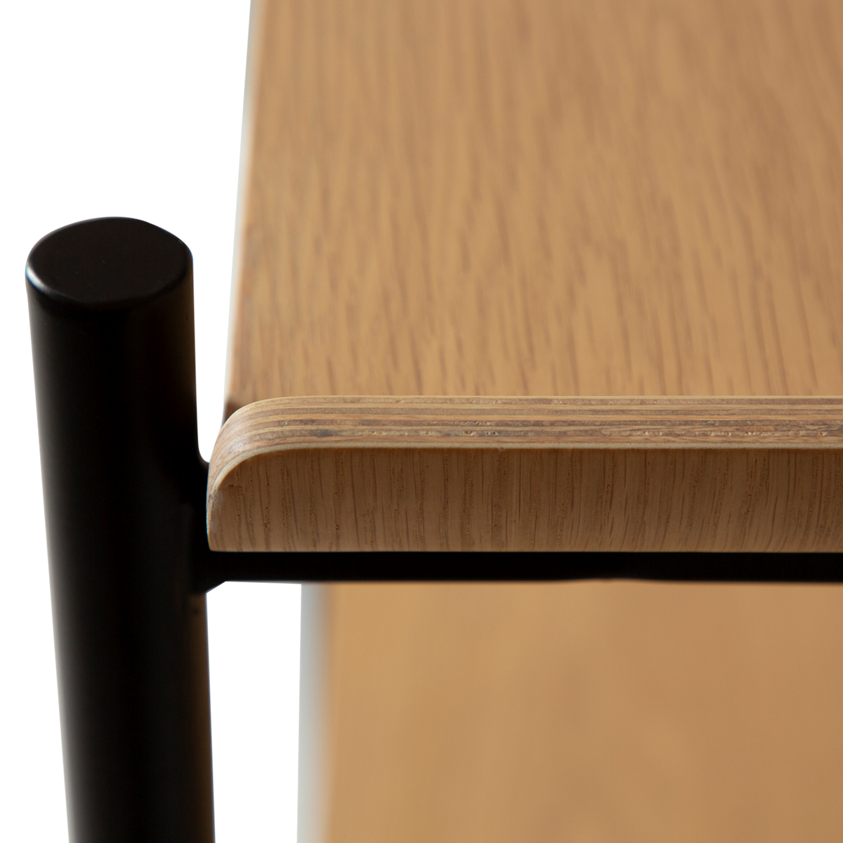 Dan-Form Friyay reol i hvidpigmenteret eg – detalje