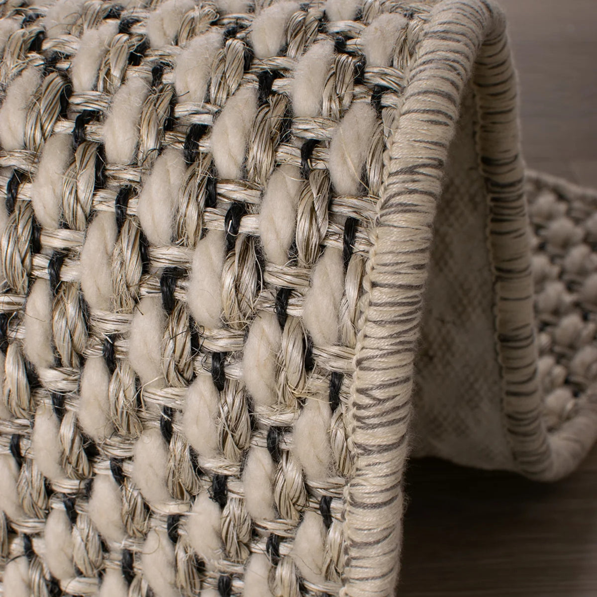 H.C. Tæpper Rivo tæppe i Marble White – miljøbillede