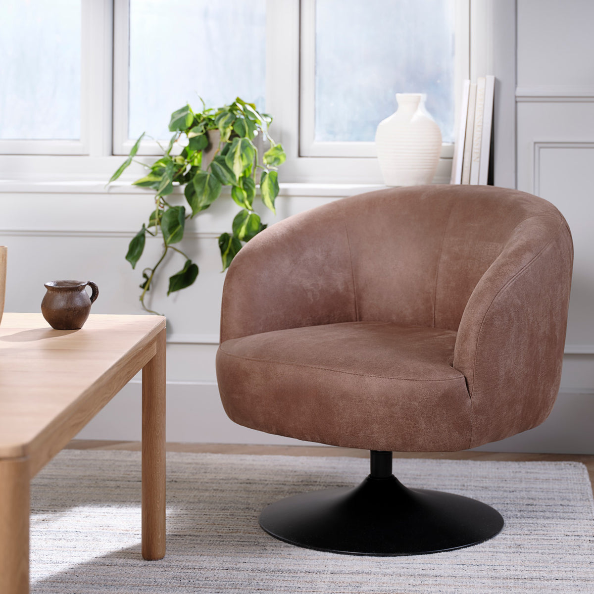Lexpo Conrad loungestol med drejefod i Almond microfiberlæder med sort metalfod i stue