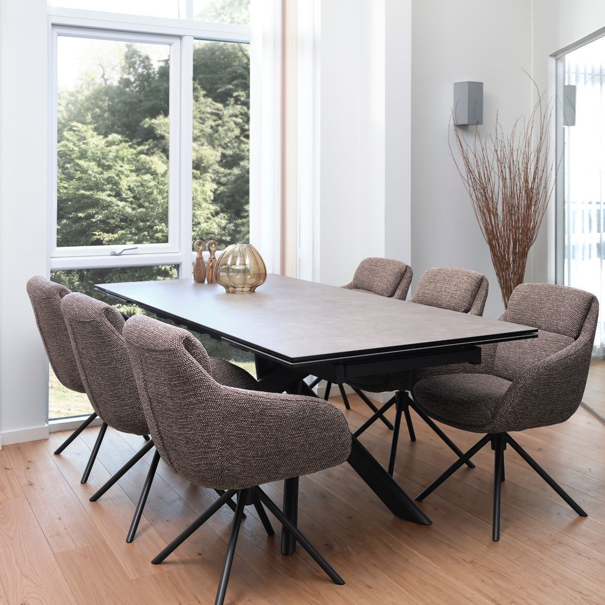 Lexpo Hudson spisebord i Warm Grey keramik med sort stel i spisestue