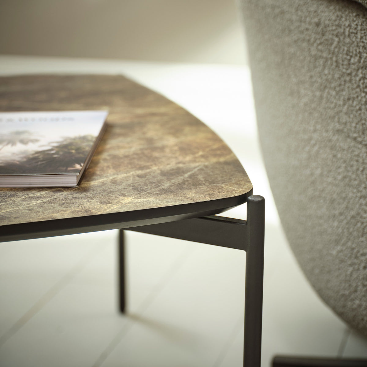 Lexpo Malta sofabord i dark brown HPL med 50 cm sorte metalben