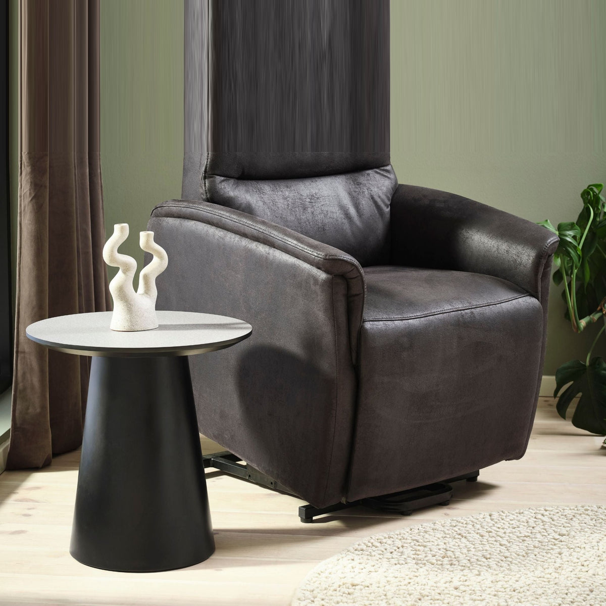 Max lænestol med recliner og løftefunktion i sort Bull microfiber læder i stue