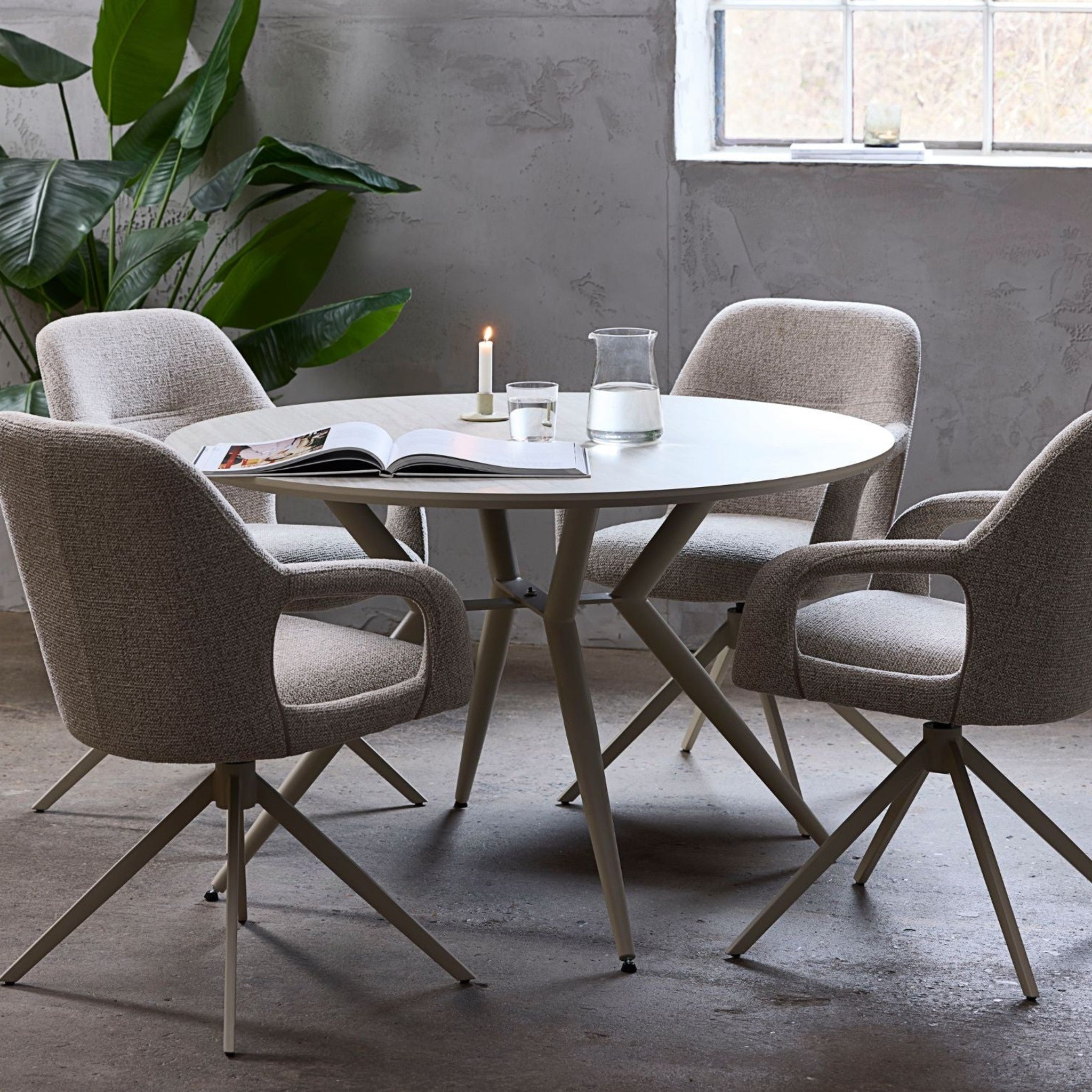 Lexpo Rose spisebordsstole i Milan stof Beige ved et rundt spisebord