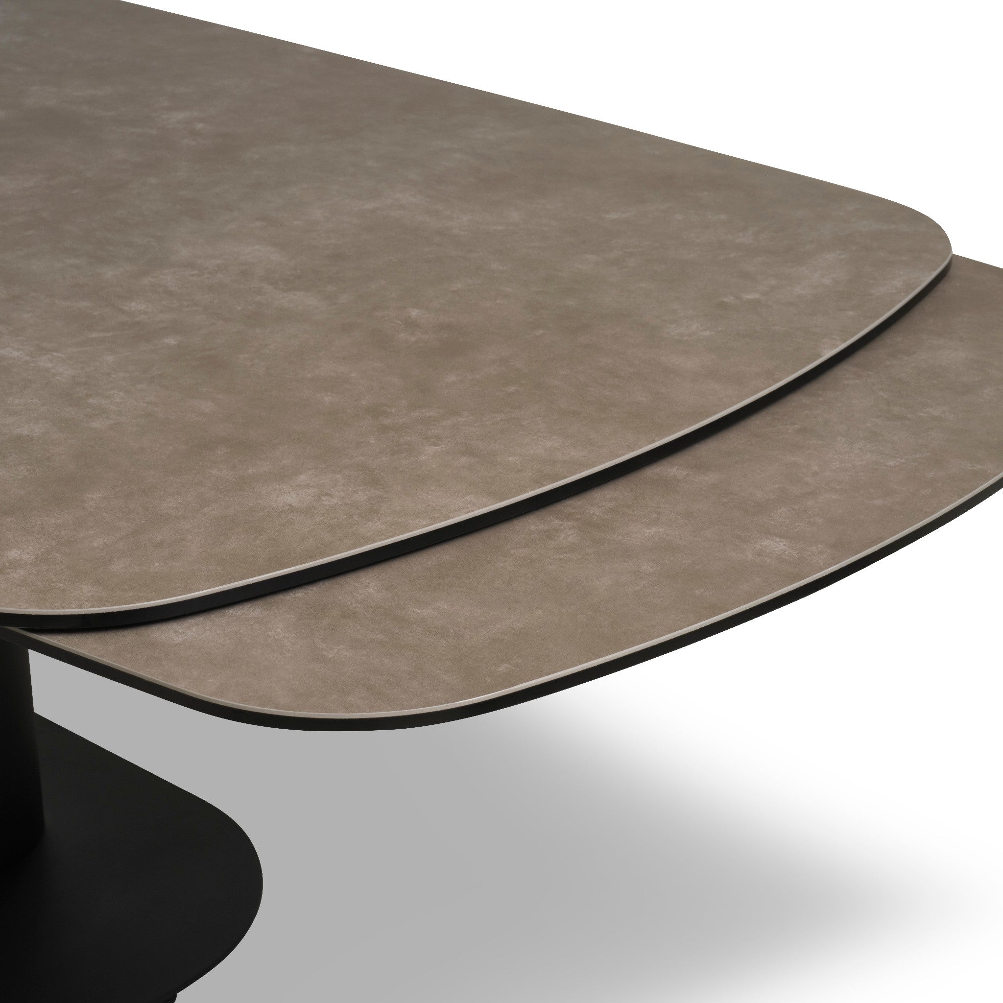 Lexpo Santee spisebord i warm grey keramik med stel i sort metal