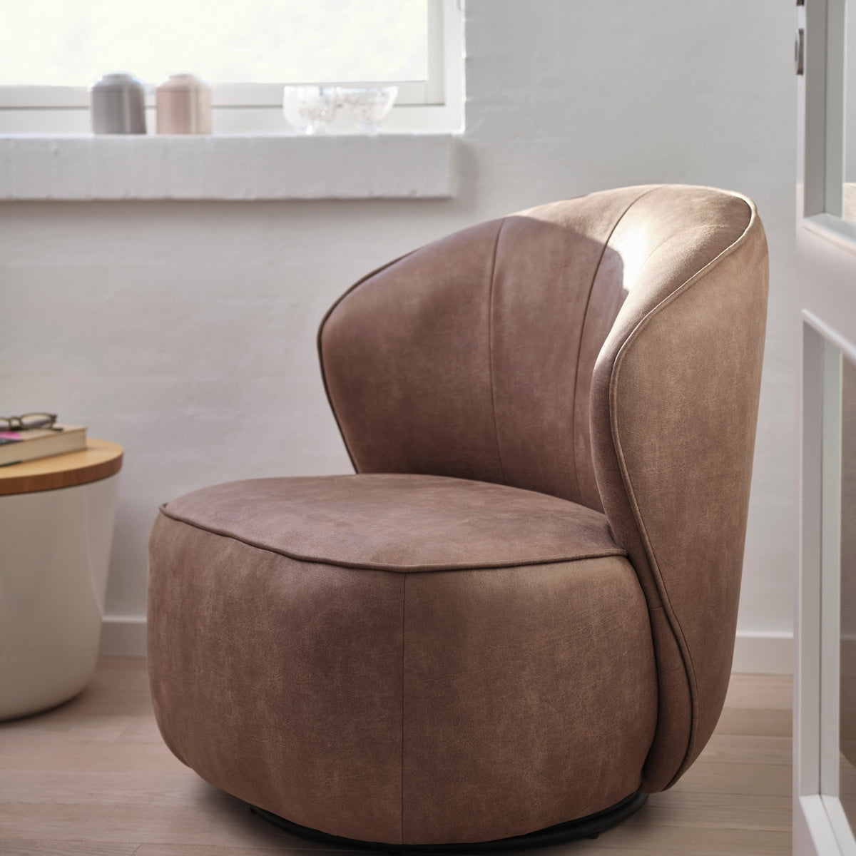 Lexpo Theo loungestol i Bull microfiberlæder Almond i en stue