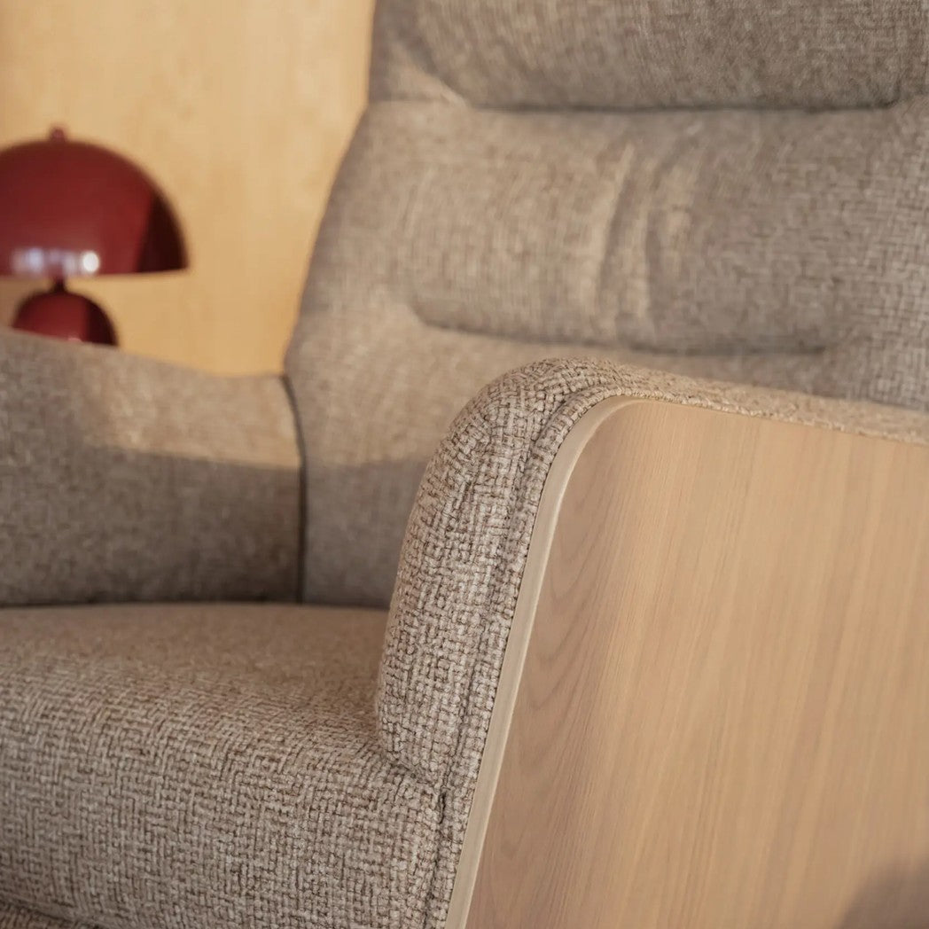 Nærbillede af armlæn og sidepanel i hvidpigmenteret egefinér på Rowico Broderick lænestol