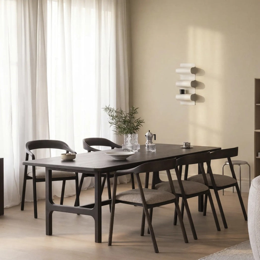Rowico Driscoll spisebord i brunolieret eg med stole i en spisestue