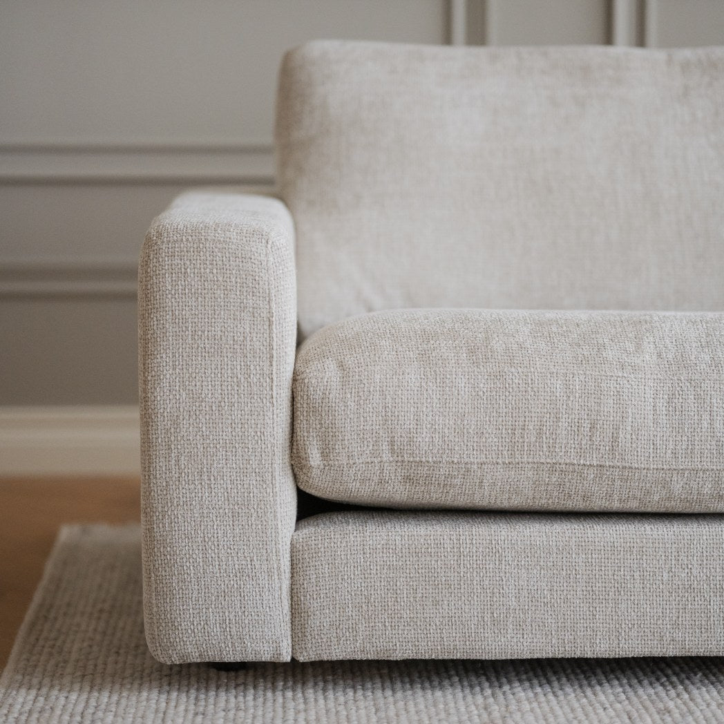 Rowico Duncan hjørnesofa (vendbar) i lysegråt stof, detalje af armlæn