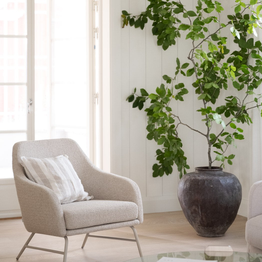 Rowico Eldwin loungestol i stue med plante