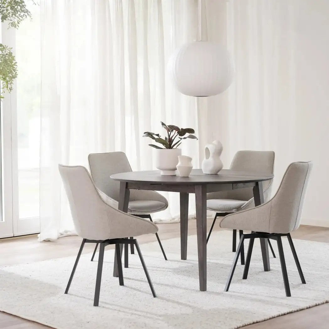 Rowico Filippa rundt spisebord i brunlakeret eg med fire stole