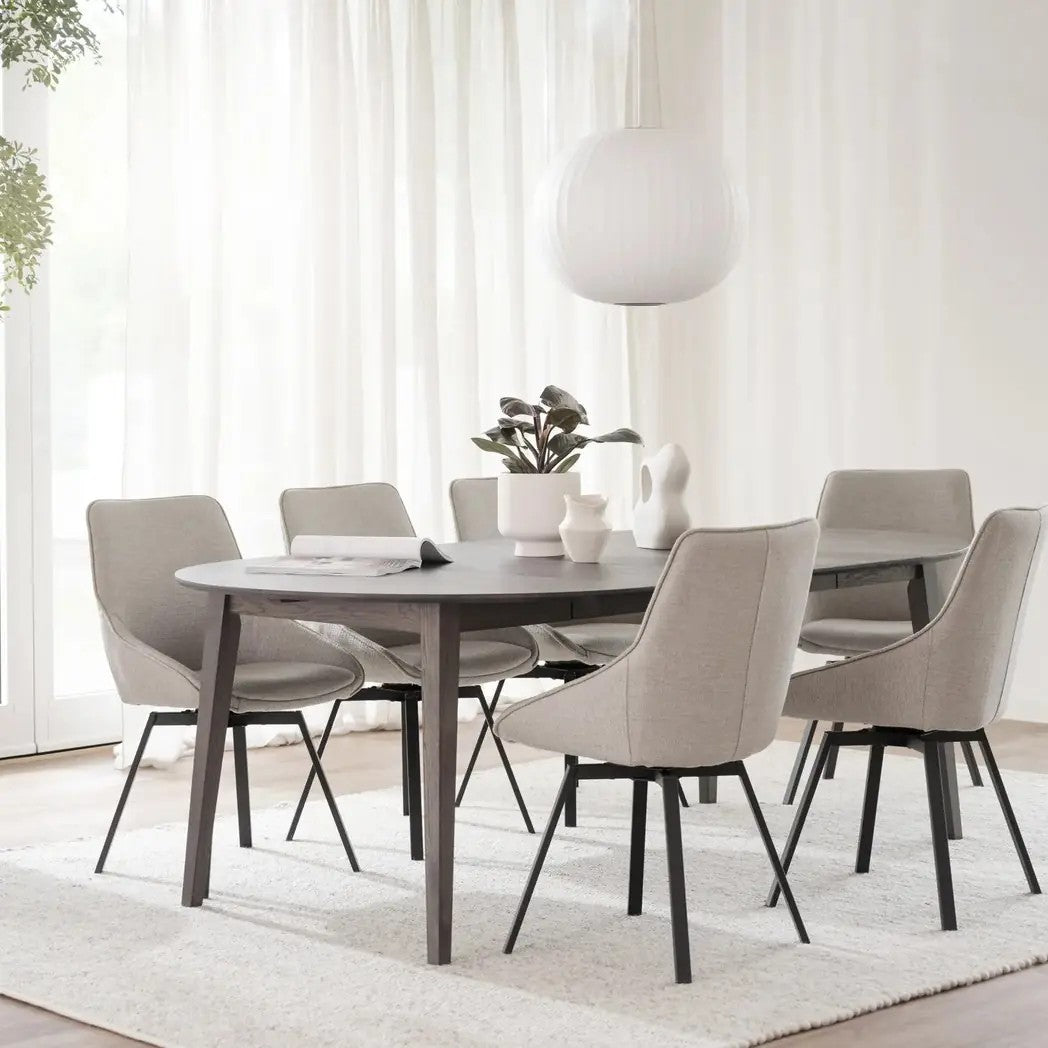 Rowico Filippa rundt spisebord i brunlakeret eg med seks stole