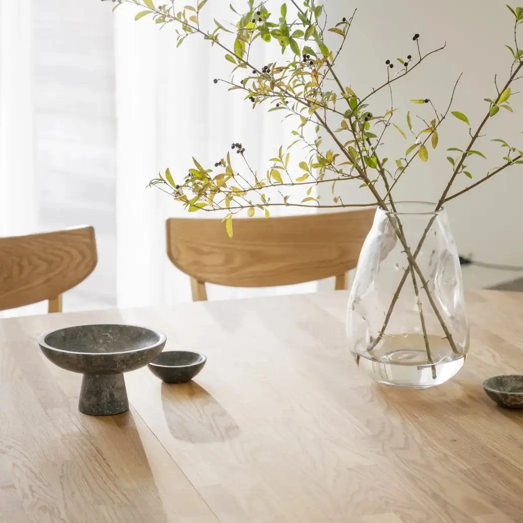 Detalje af Rowico Filippa spisebord i naturolieret eg, bordplade og ben