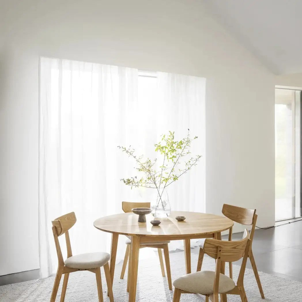 Rowico Filippa rundt spisebord i naturolieret eg med fire stole