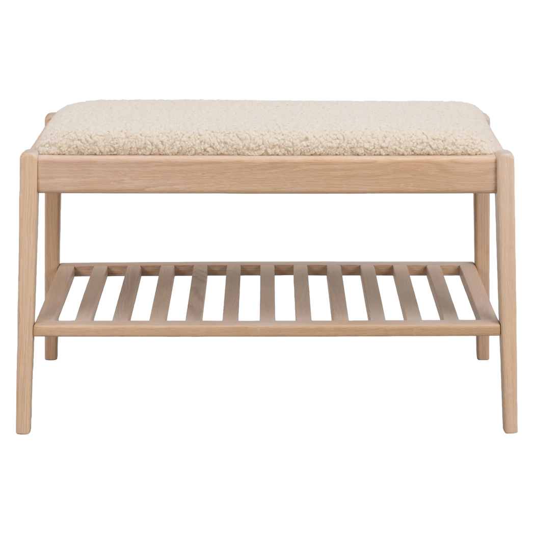 Rowico Garrick bænk i hvidpigmenteret eg med sæde i beige fåreskindslook, set forfra