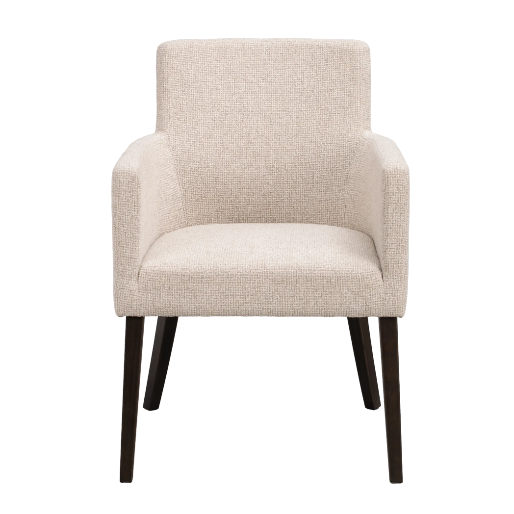 Rowico Hudson spisebordsstol med armlæn i lys beige stof og brunlakeret eg, set forfra