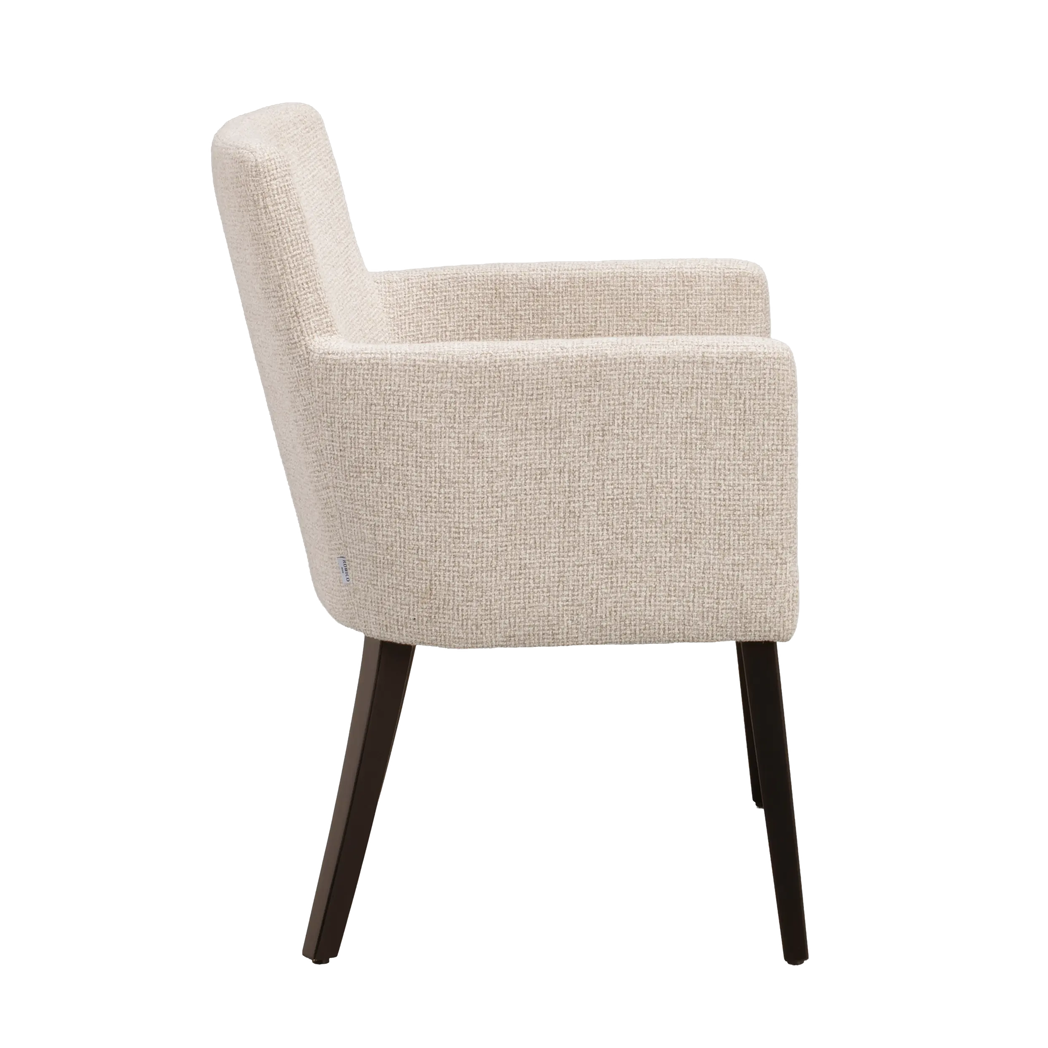 Rowico Hudson spisebordsstol i lys beige og brunlakeret eg, set fra siden