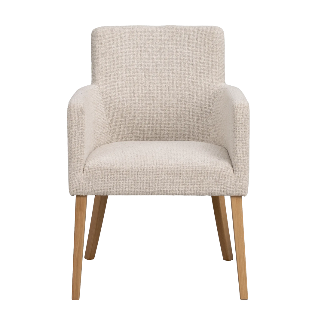 Rowico Hudson spisebordsstol med armlæn i lys beige stof og naturlakeret eg, set forfra