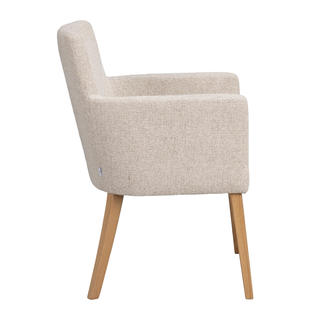 Rowico Hudson spisebordsstol i lys beige og naturlakeret eg, set fra siden