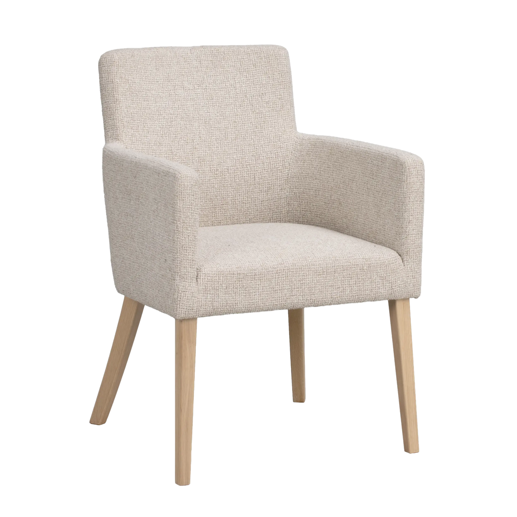 Rowico Hudson spisebordsstol i lys beige og hvidpigmenteret eg, set skråt forfra