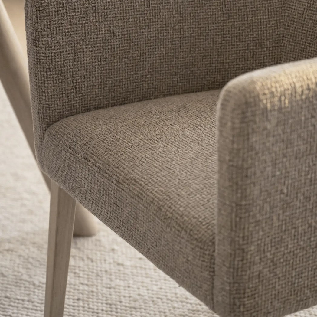 Nærbillede af stoffets struktur på Hudson spisebordsstol i mellembeige