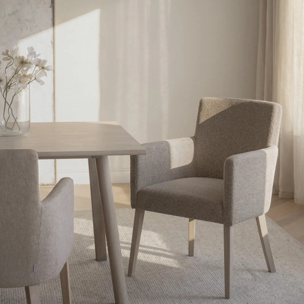 Hudson spisebordsstol i mellembeige og hvidpigmenteret eg ved lyst spisebord