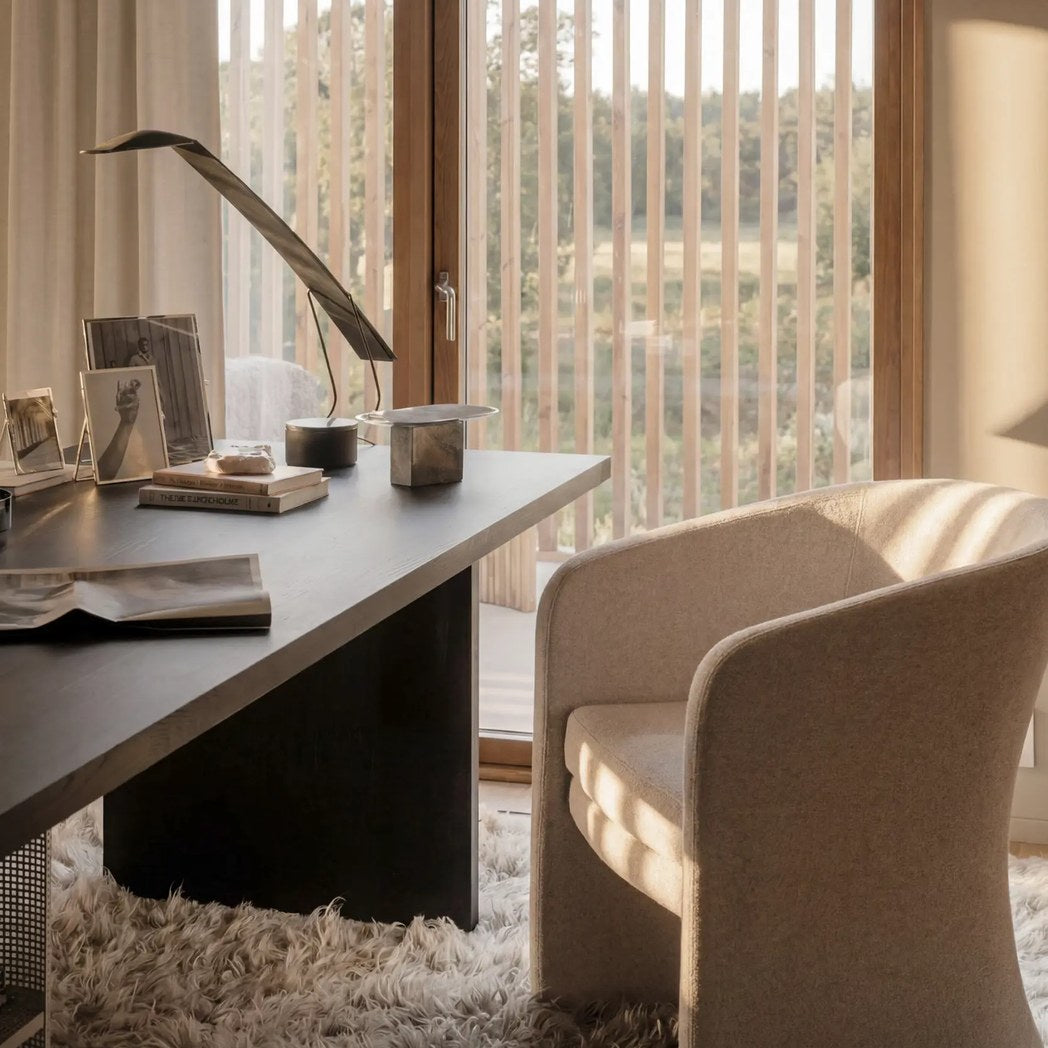 Jessup stol i beige bouclé ved mørkt skrivebord