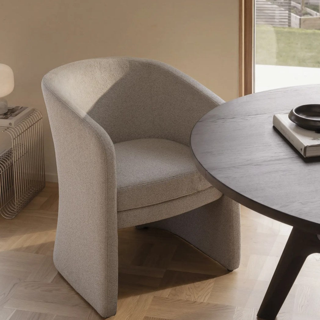 Jessup spisebordsstol i beige bouclé ved rundt, mørkt spisebord