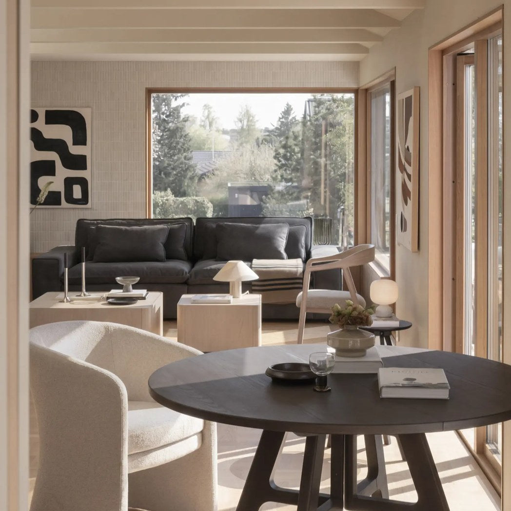 Jessup stol ved rundt spisebord i lys stue med sofa