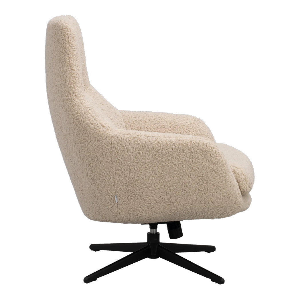 Rowico Kersey lænestol i lys beige stof med fåreskindslook og mørkebrunt metalstel, set fra siden