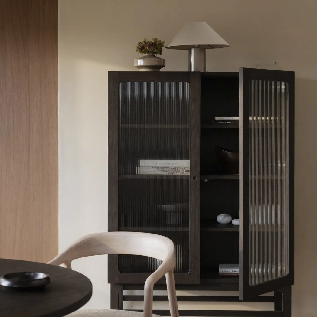 Rowico Meadowbrook vitrineskab H160 cm i brunolieret eg i spisestue