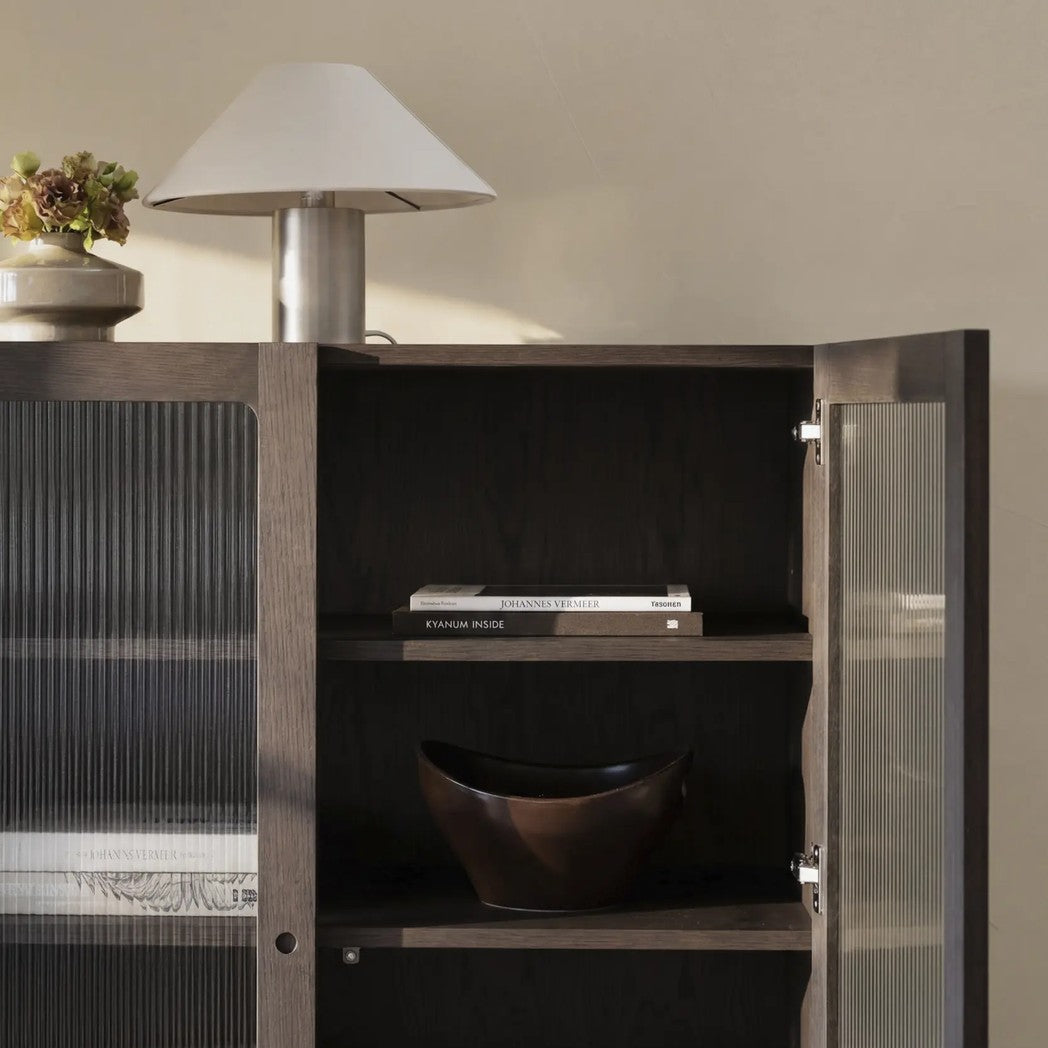 Rowico Meadowbrook vitrineskab H160 cm i brunolieret eg med åben låge