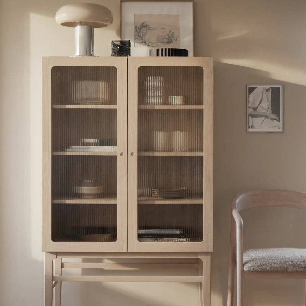 Rowico Meadowbrook vitrineskab H160 cm i hvidpigmenteret eg i stue