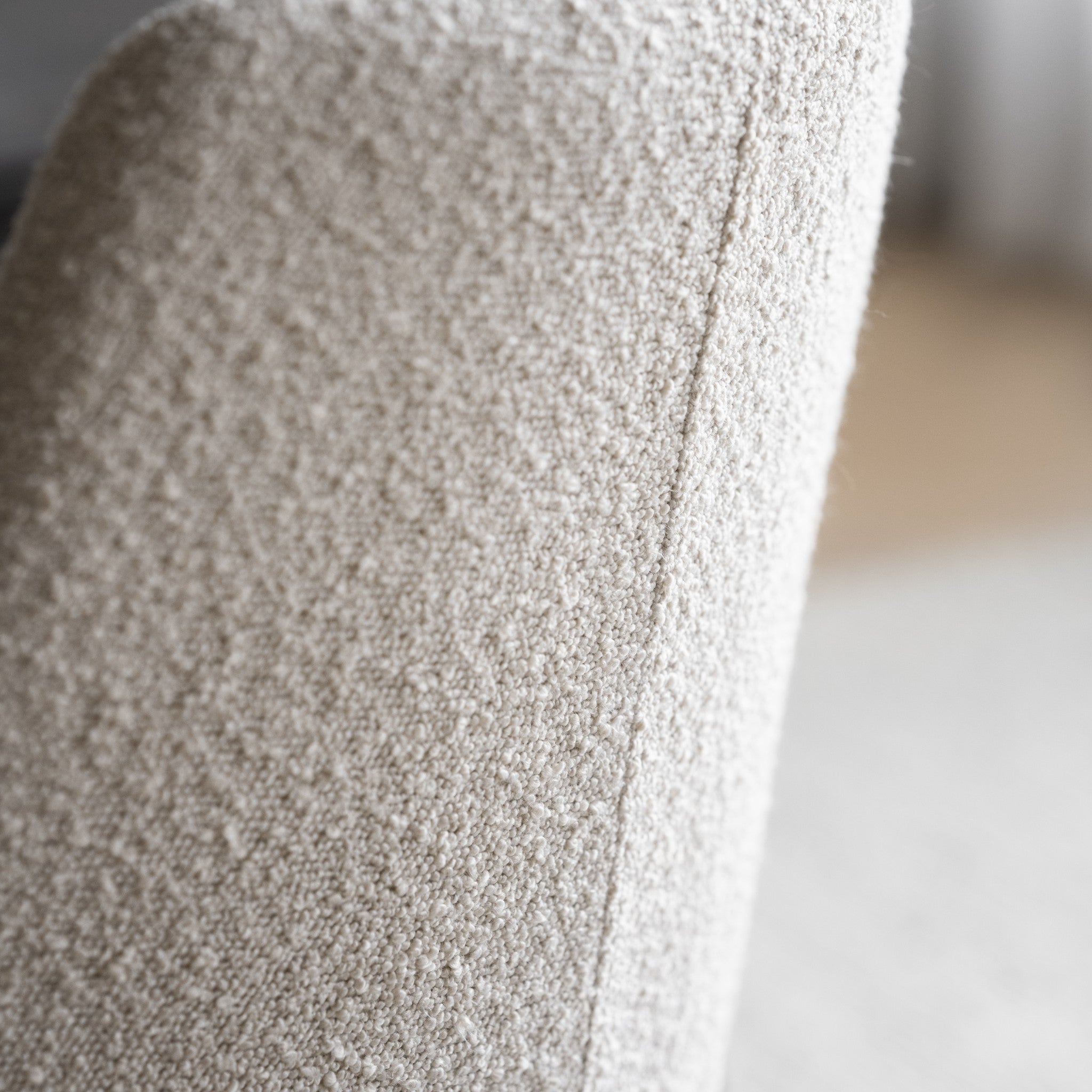 Rowico Sierra spisebordsstol i beige bouclé, nærbillede