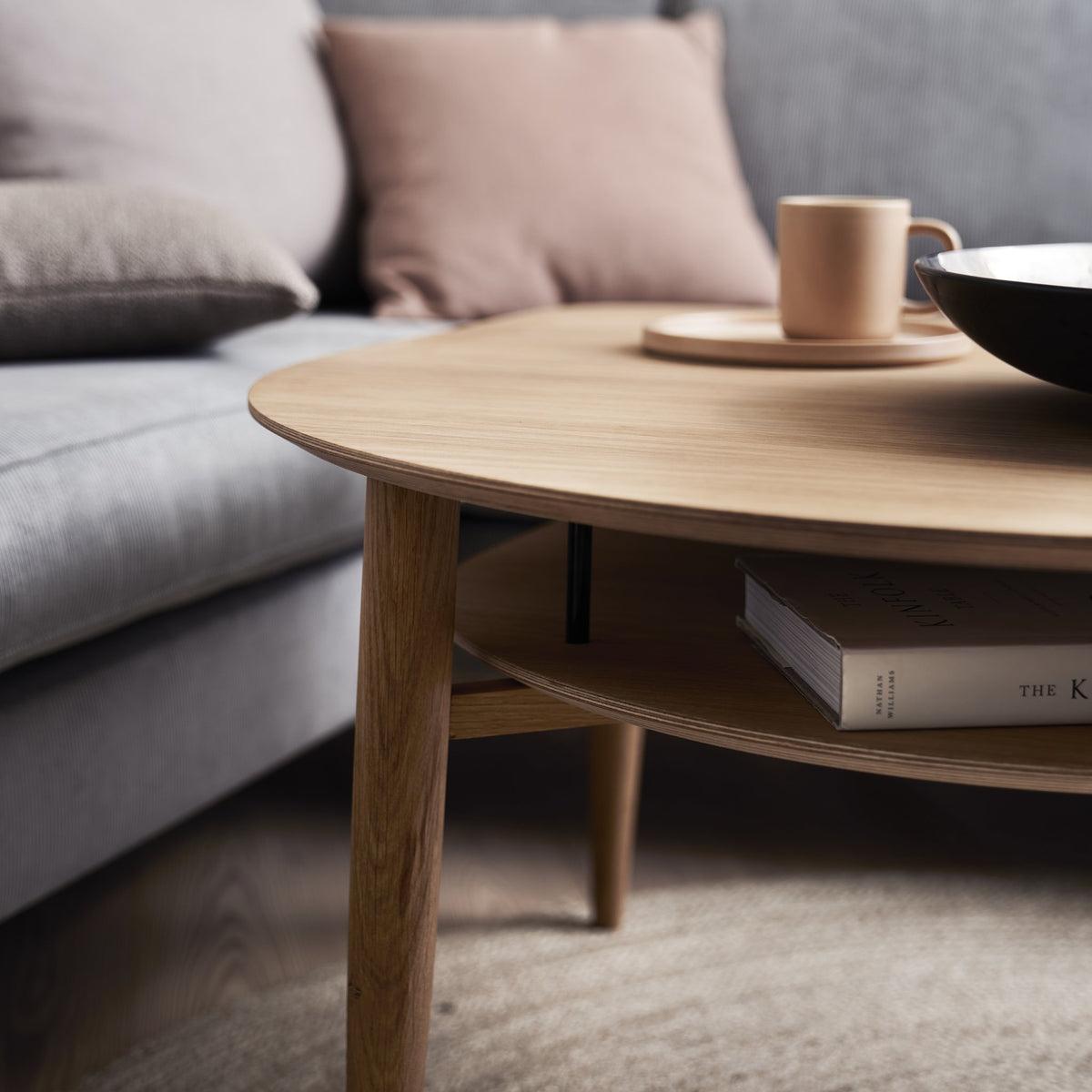 Thomsen Furniture Katrine Nordic sofabord med hylde i naturolieret eg