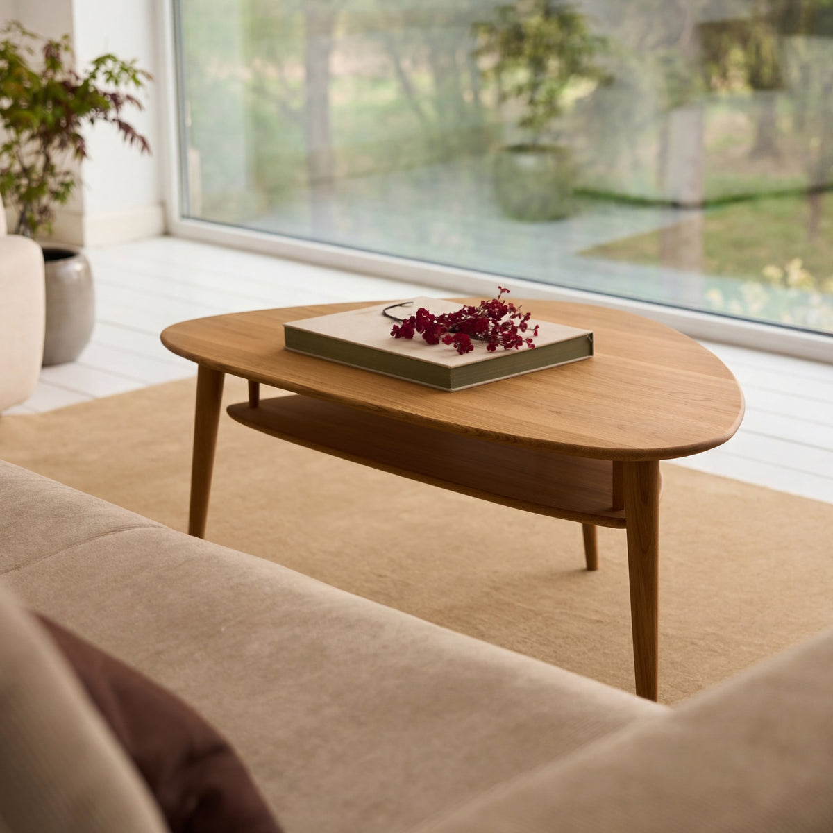 Thomsen Furniture Katrine Oak sofabord med hylde, trekant i naturolieret eg i lys stue