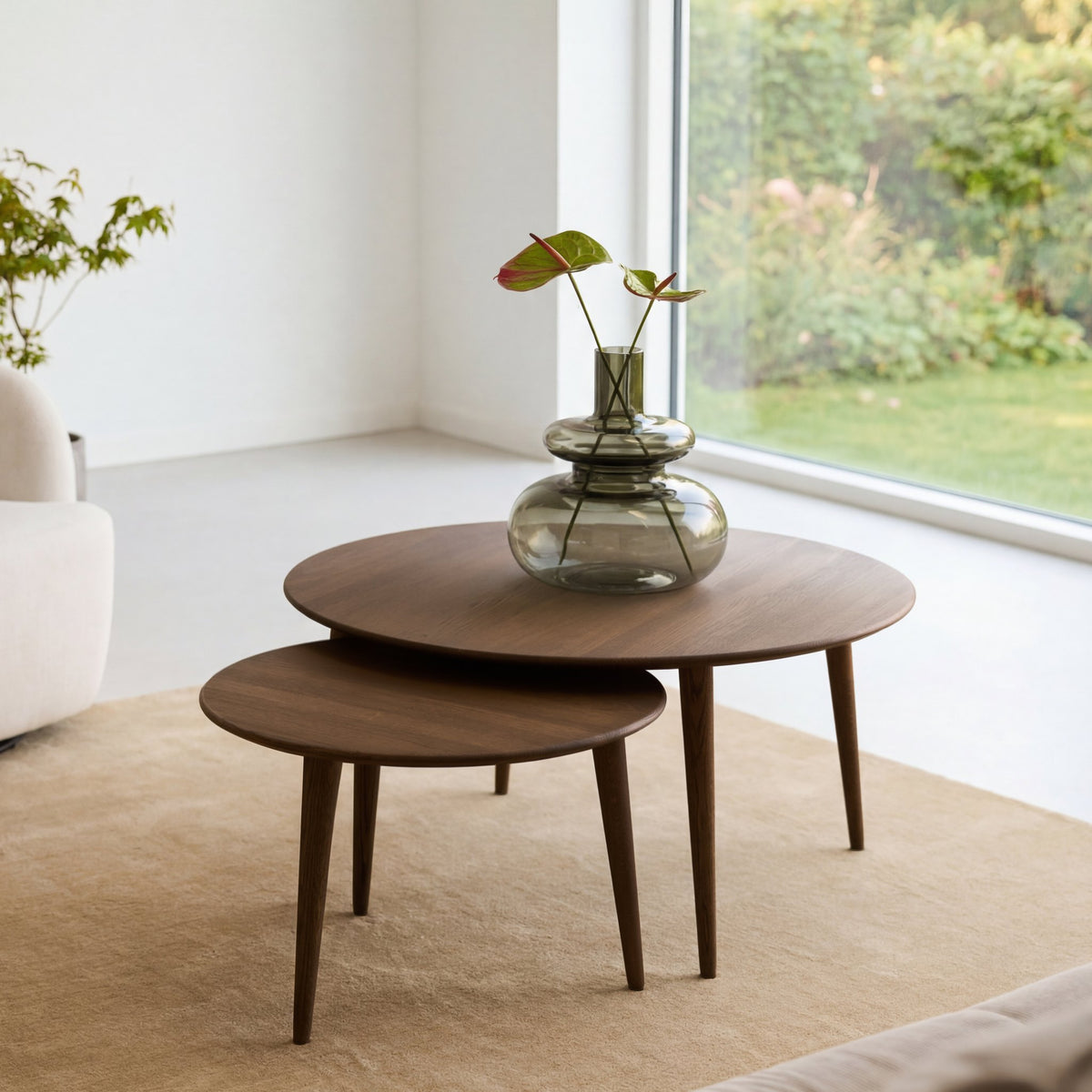 Thomsen Furniture Katrine Oak sofaborde, to runde borde i røgfarvet eg ved vindue