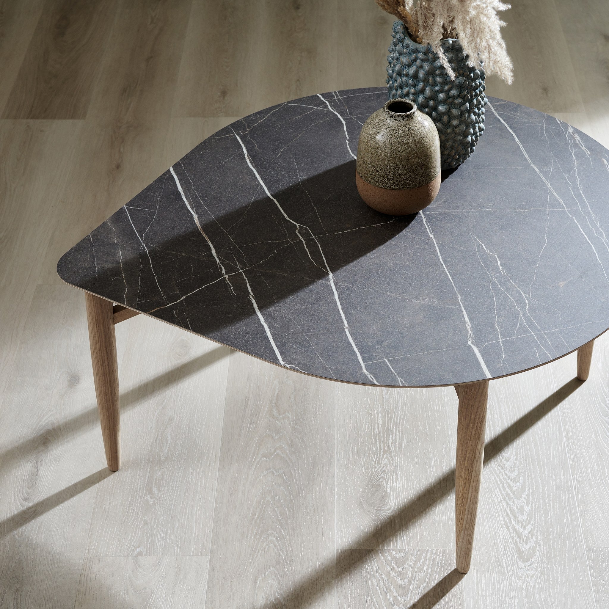 Thomsen Furniture Katrine sofabord, Baloon i mørk stenlook laminat med egeben, set ovenfra