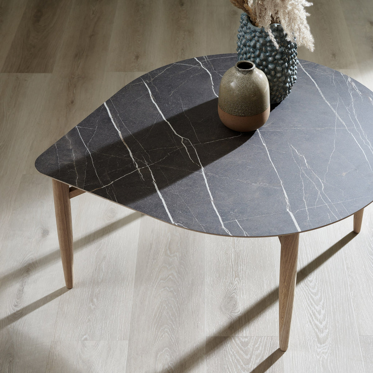 Thomsen Furniture Katrine sofabord, Baloon i mørk stenlook laminat med egeben, set ovenfra