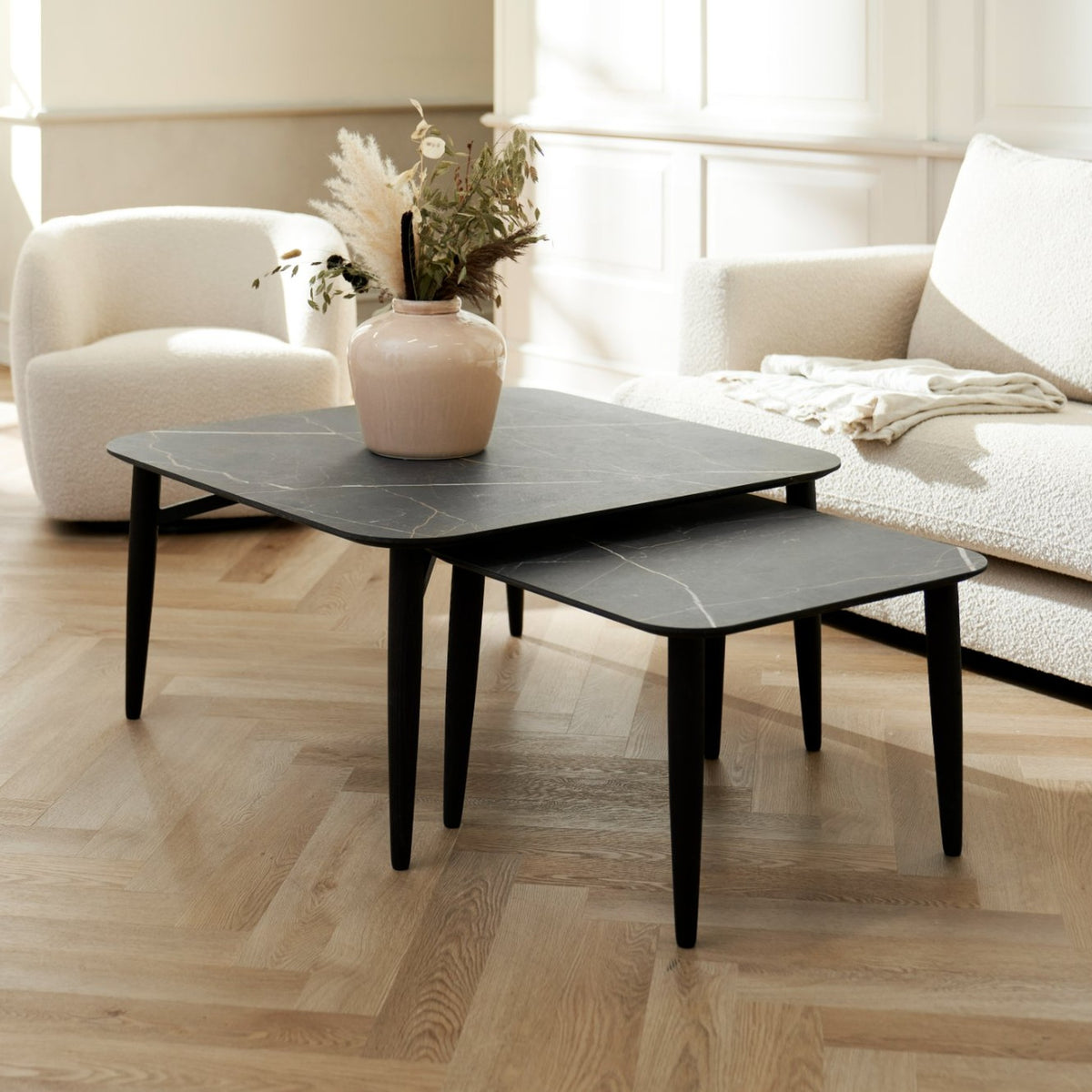 Thomsen Furniture Katrine sofaborde, to firkantede borde i Thunder stenlook laminat med sorte egeben på sildebensparket