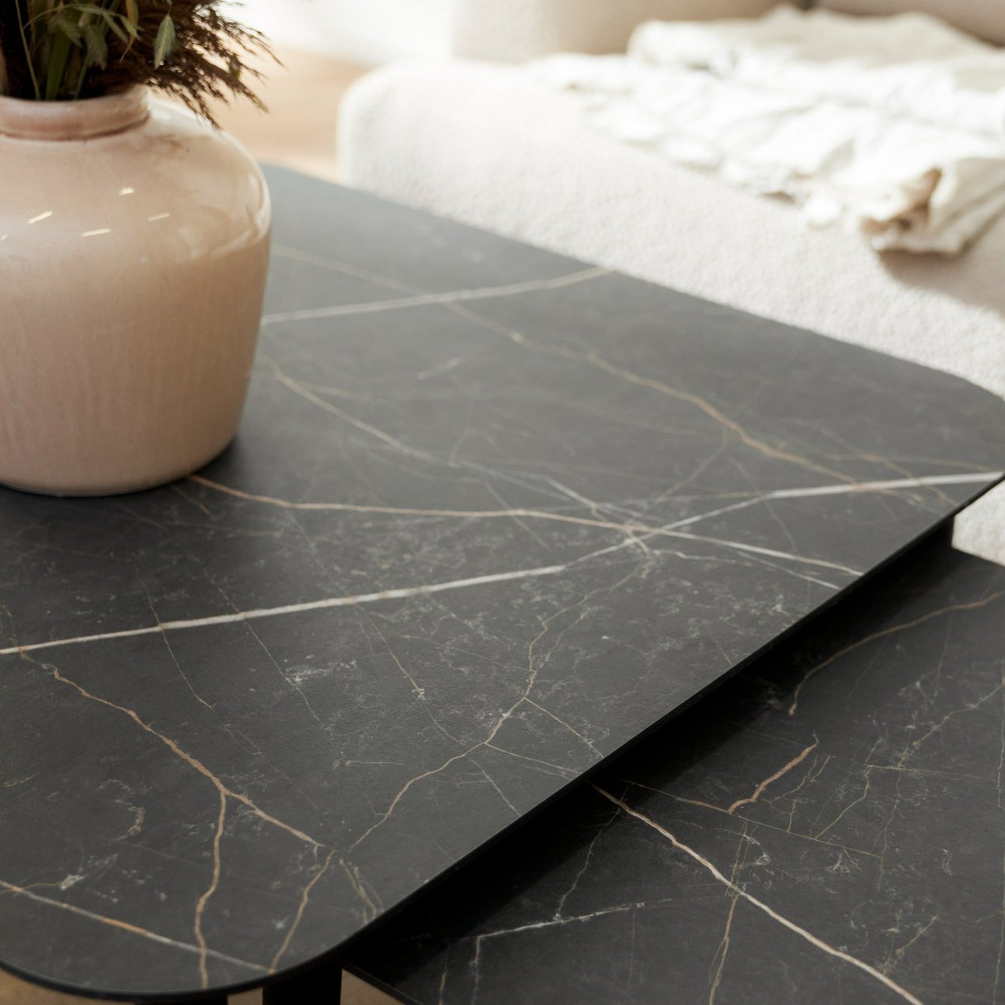 Thomsen Furniture Katrine sofabord, nærbillede af Thunder stenlook laminat med sort kant
