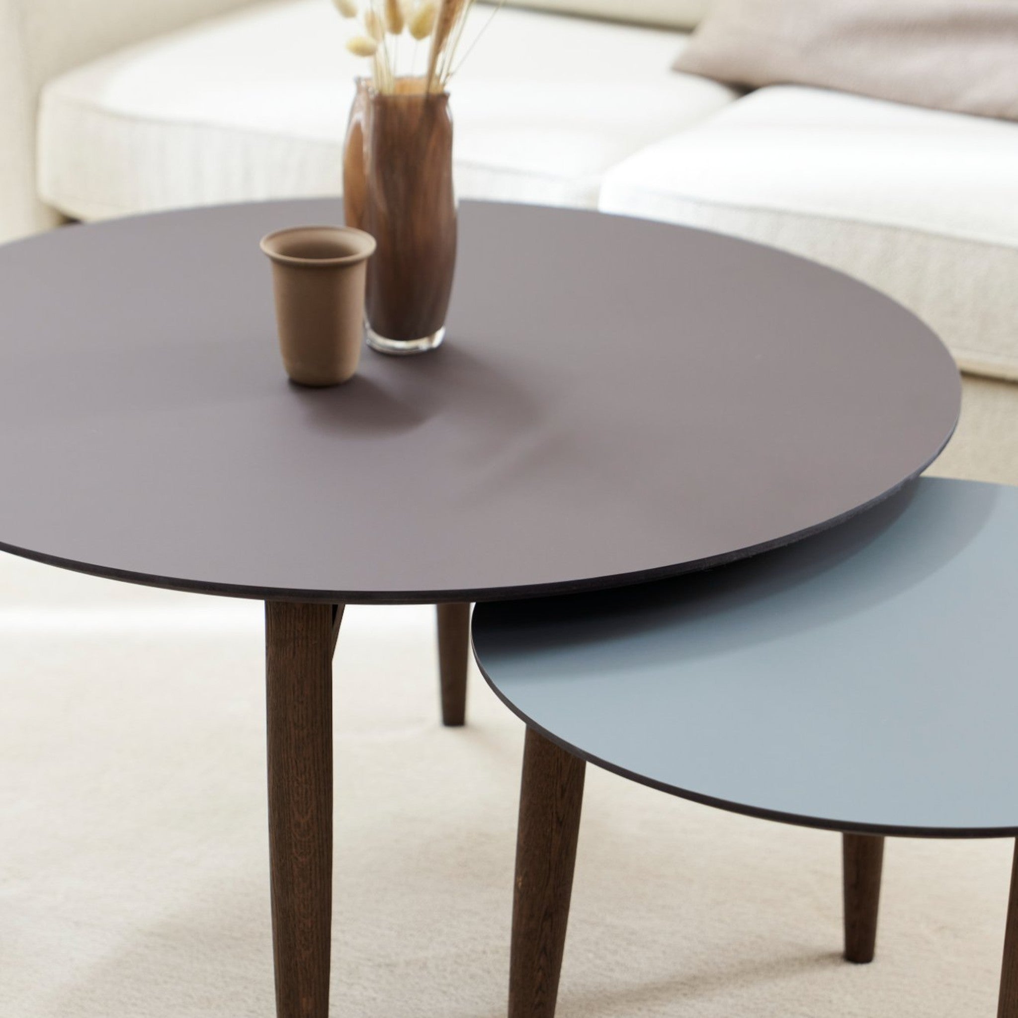Thomsen Furniture Katrine sofaborde, runde borde i mokka og blå nano laminat med røgfarvede egeben